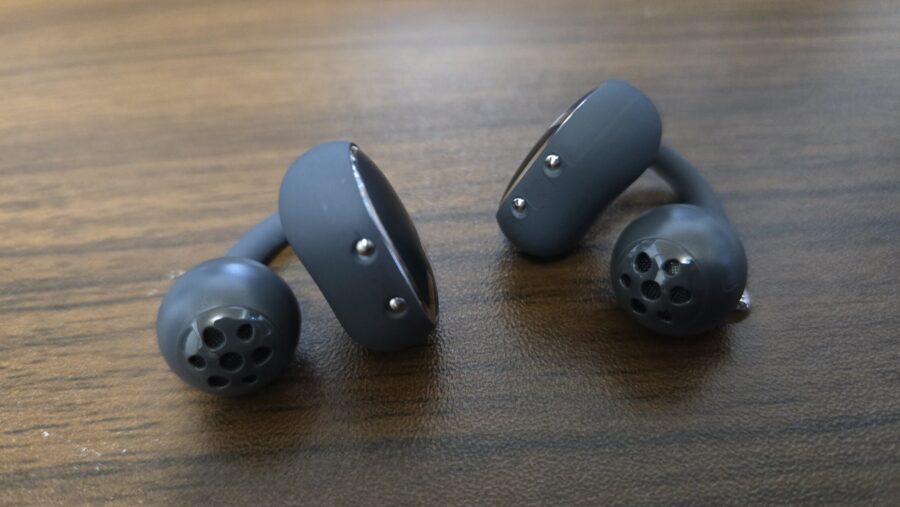 イヤーカフ型イヤホンの写真