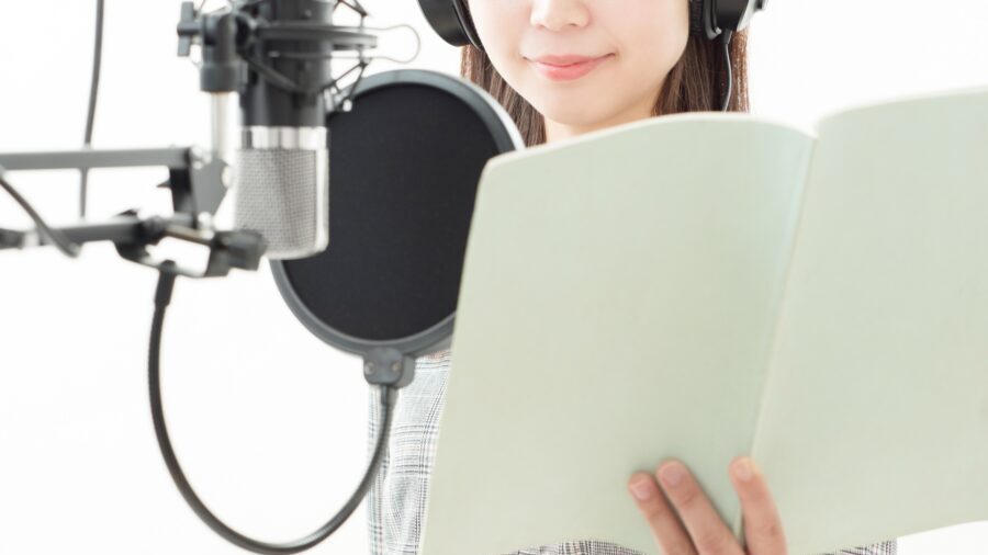 台本を持っている女性