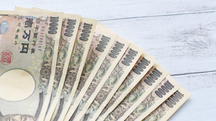 1万円札を10枚並べている写真